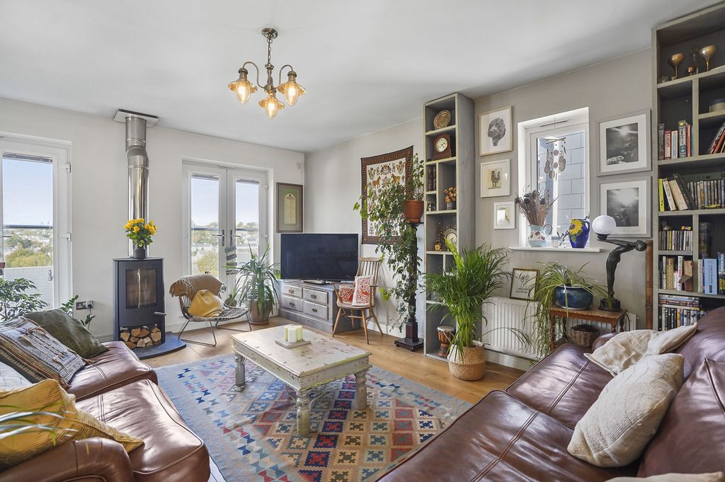 Property photo 3 of 27