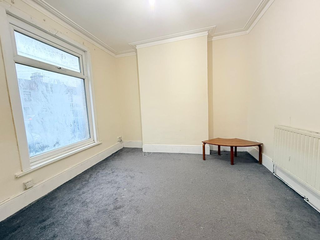 Property photo 1 of 6 One Bedroom Ground Floor Flat Close To Ilford Station- Â£1450