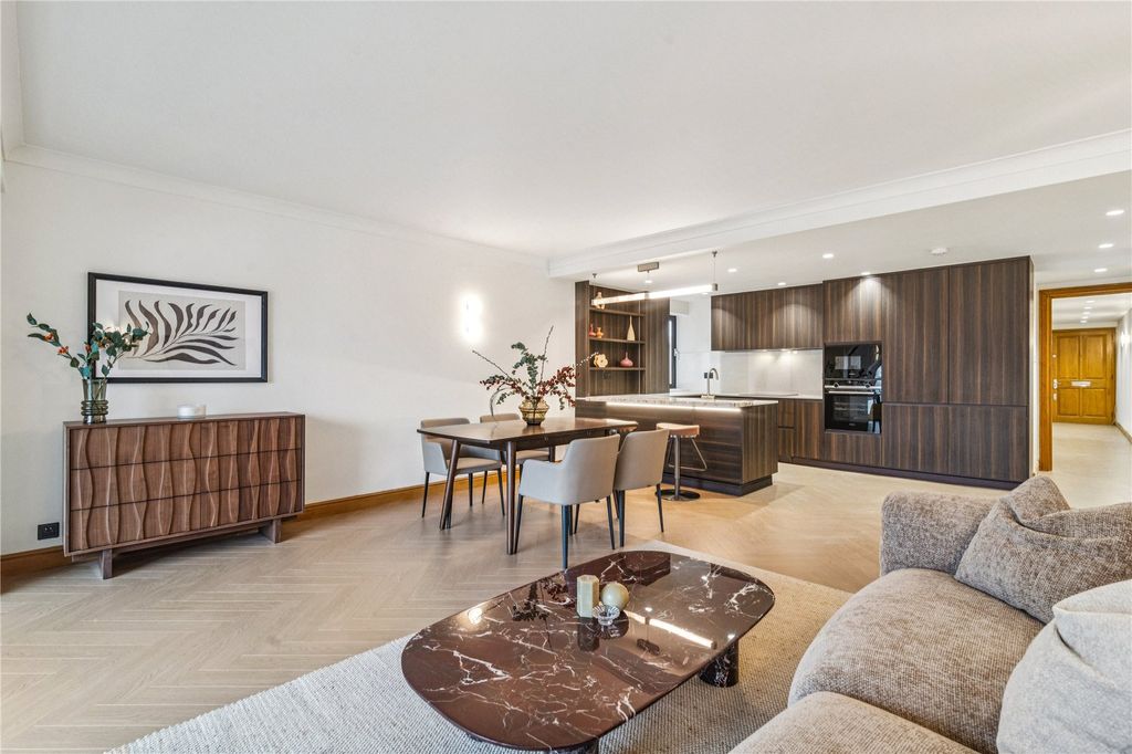 Property photo 2 of 14 Kitchen/Reception