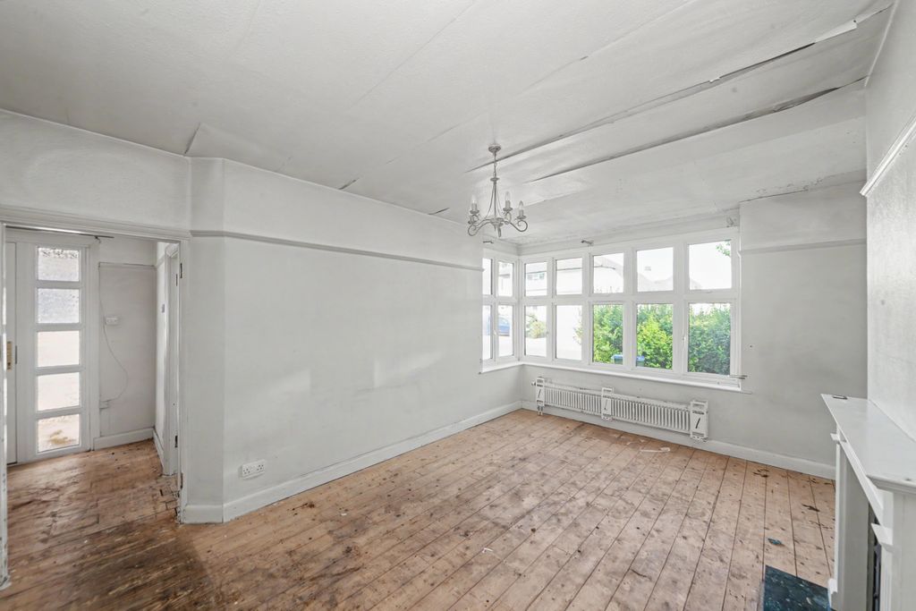 Property photo 2 of 18 35 Crombie Road, Sidcup, Da15 8At