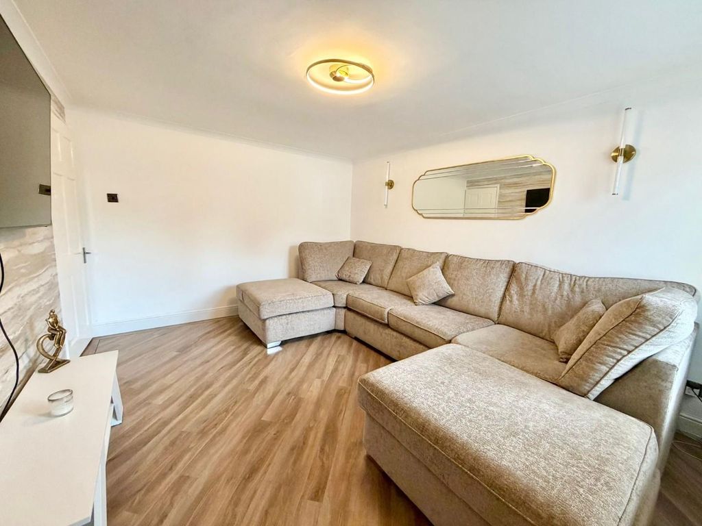 Property photo 3 of 14 Lounge