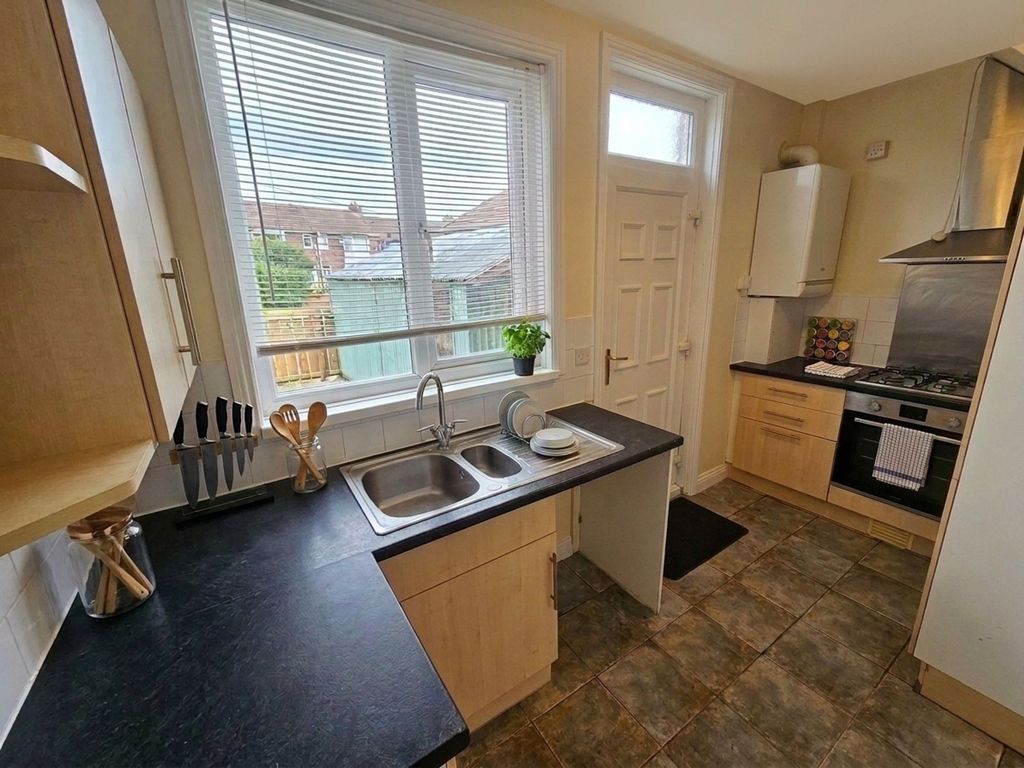 Property photo 3 of 11 Kitchen