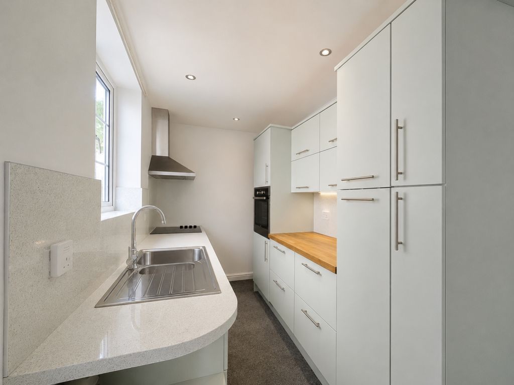 Property photo 3 of 10 Kitchen