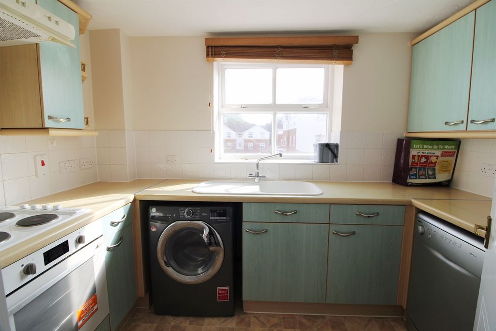 Property photo 2 of 8 Kitchen