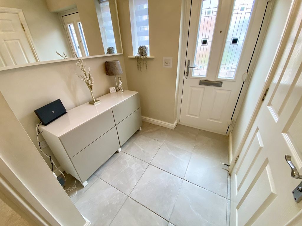 Property photo 2 of 21 Entrance Hall