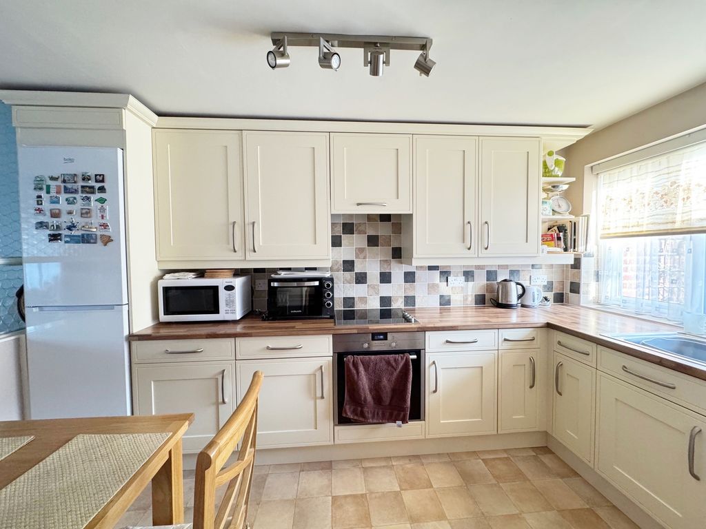 Property photo 3 of 14 Kitchen