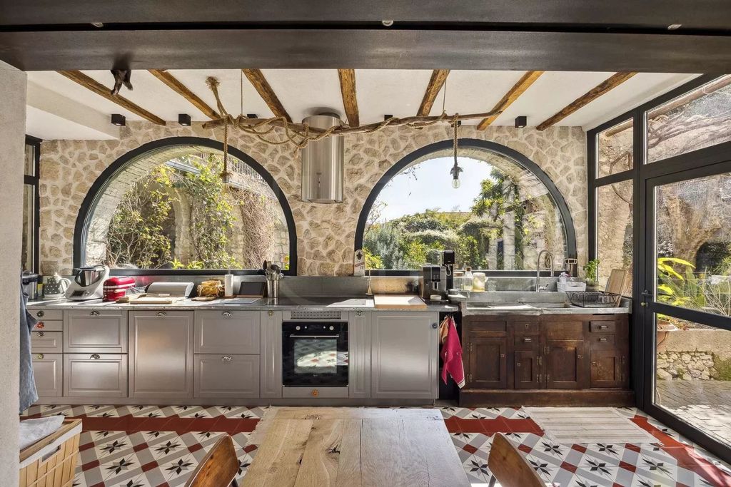 Property photo 2 of 25