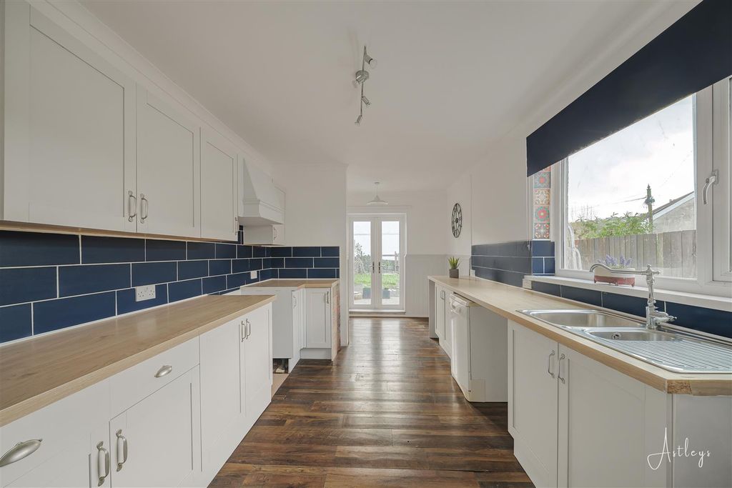 Property photo 3 of 20 Kitchen/Breakfast Room