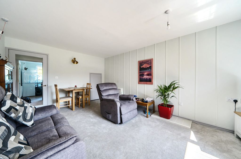 Property photo 3 of 12 1340020-8-689B502...