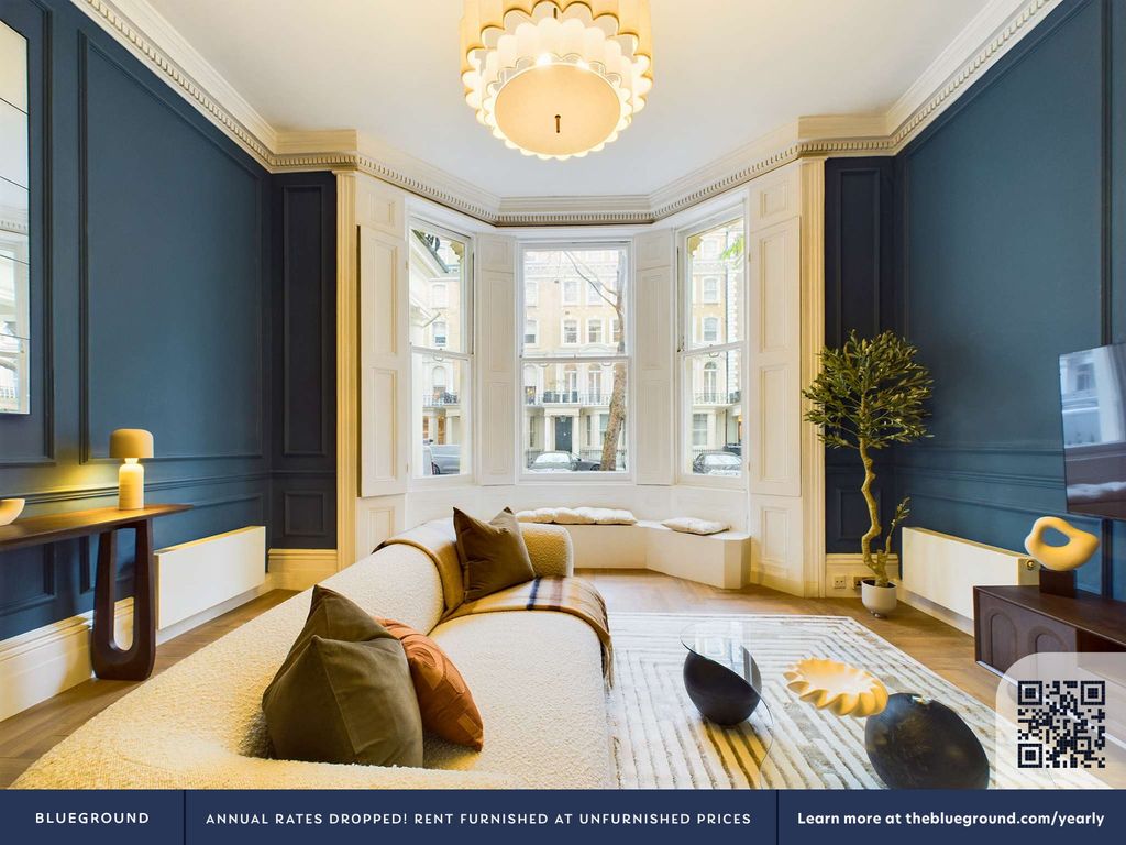 Property photo 3 of 17 Living Room