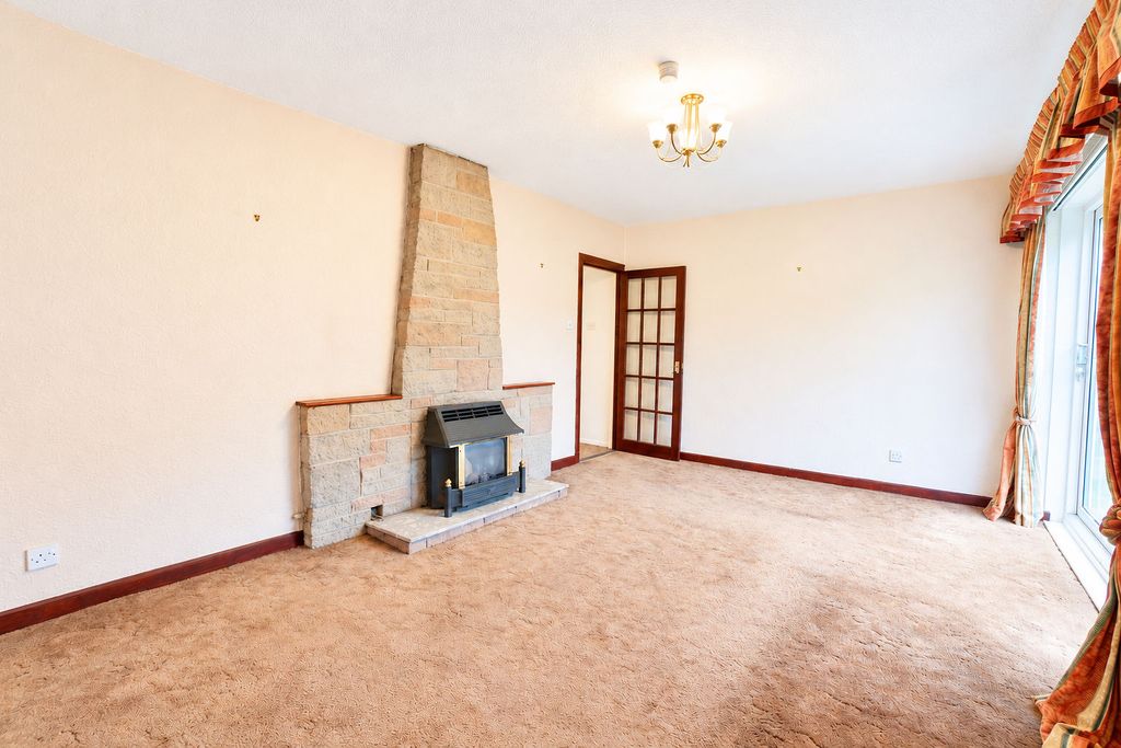 Property photo 3 of 19 Lounge