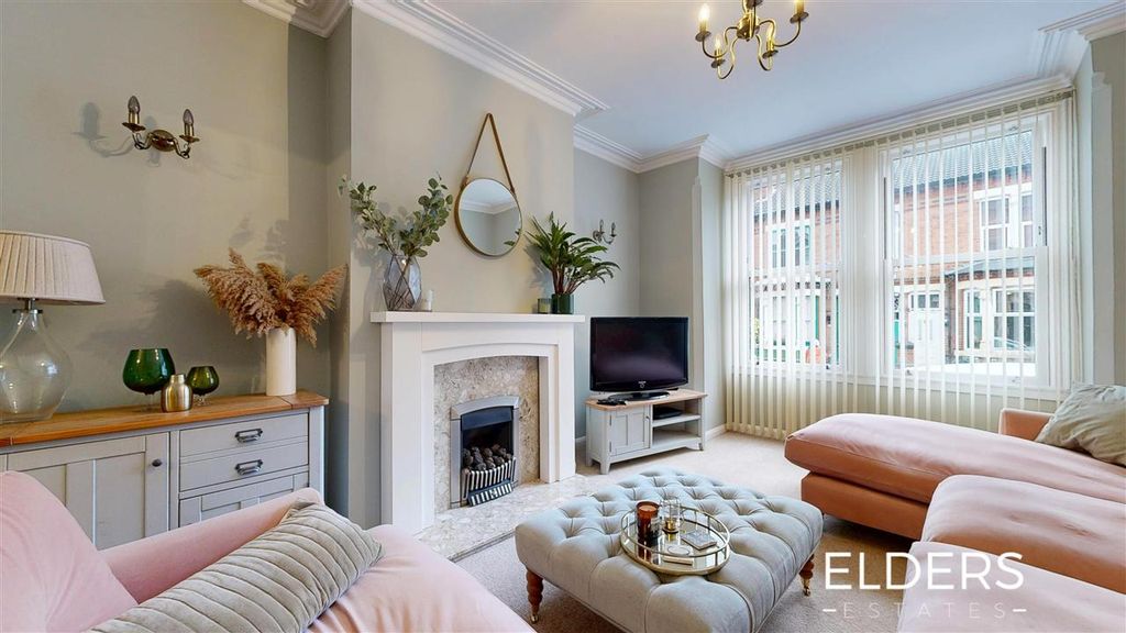 Property photo 3 of 18 Entrance Hall