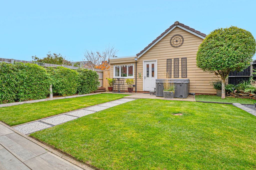 Property photo 2 of 24 Double Garage And Office