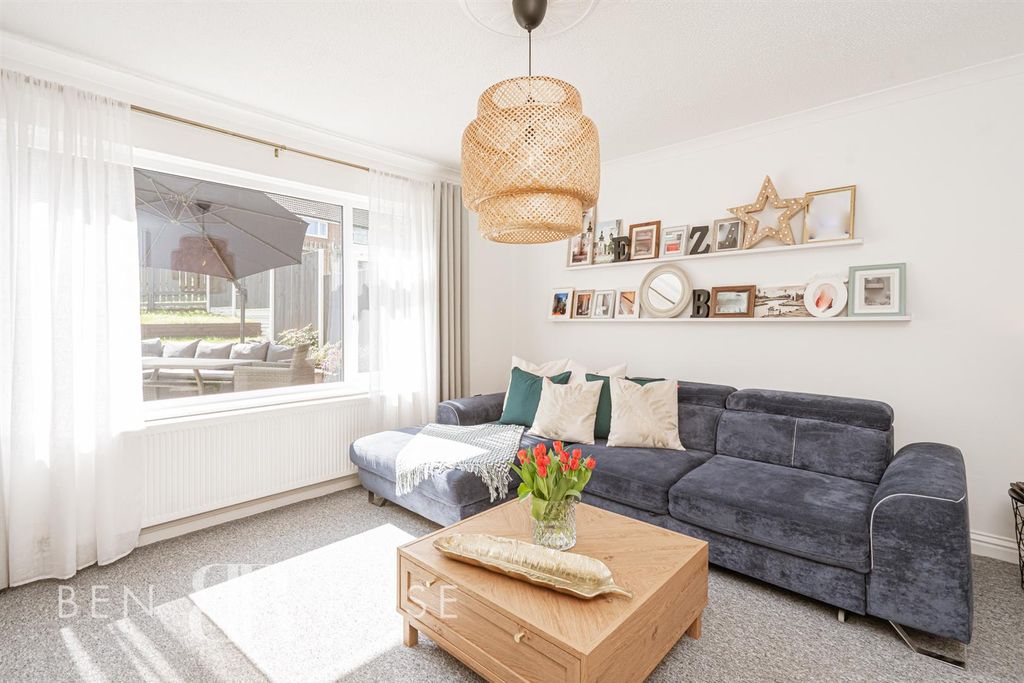 Property photo 2 of 22 Lounge