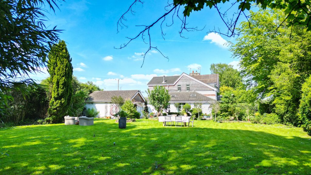 Property photo 2 of 28