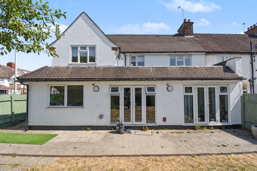 Property photo 2 of 14 33 Gonville Avenue, Croxley Green, Rickmansworth, Hertfordshire, Wd3 3By