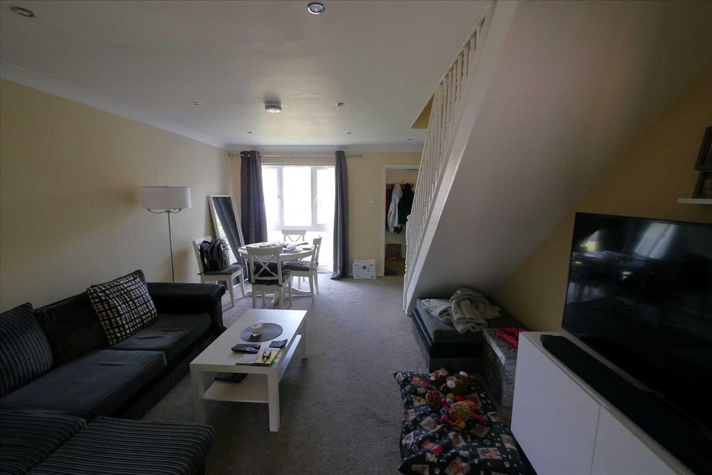 Property photo 3 of 8 Lounge