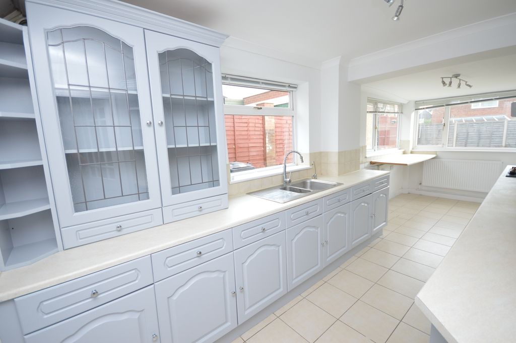 Property photo 3 of 11 Kitchen