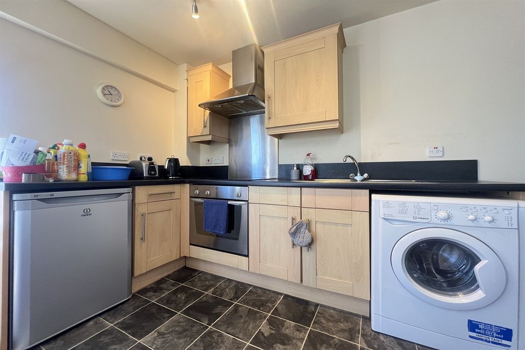 Property photo 3 of 8 Kitchen