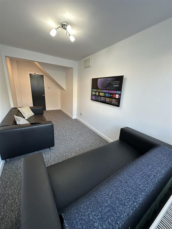 Property photo 2 of 8 45121265-00Da-4E2F-A5F0-Cec4E04A305A_1_102_O.Jpeg