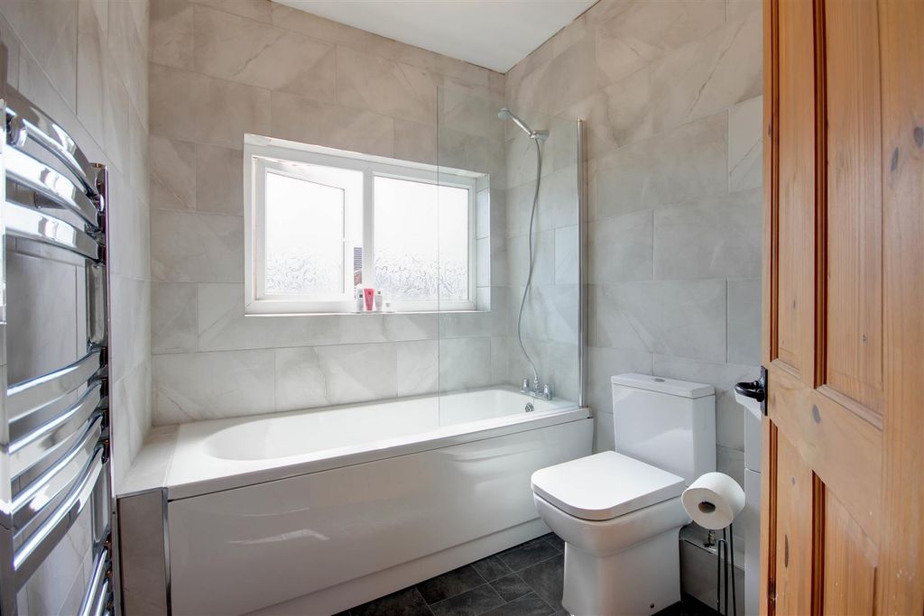 Property photo 2 of 12 Bathroom
