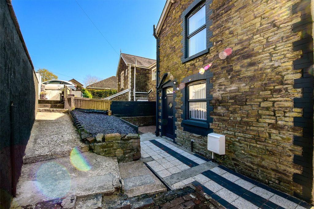 Property photo 3 of 17 Picture No. 11