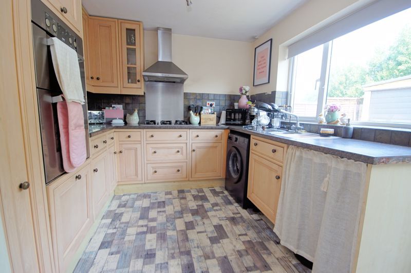 Property photo 3 of 10 Kitchen