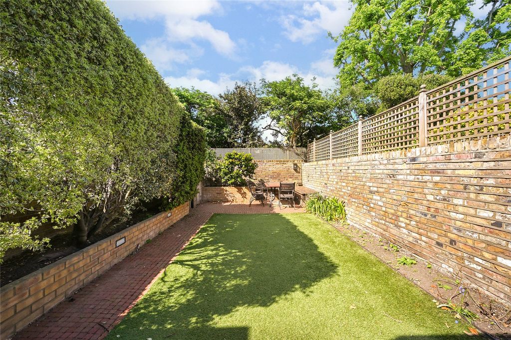 Property photo 2 of 18 Garden