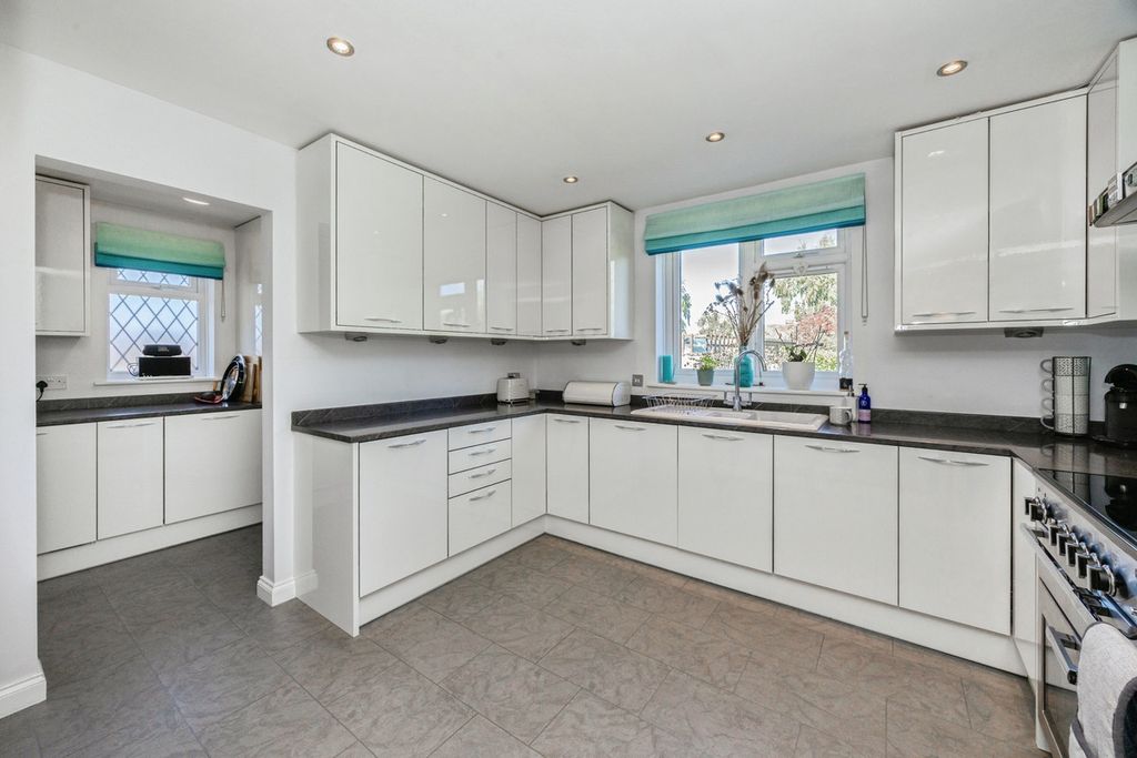 Property photo 2 of 33