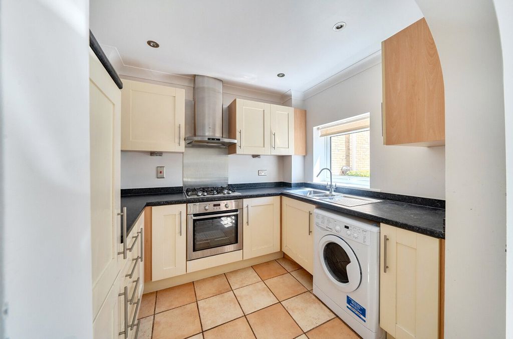 Property photo 3 of 10 Kitchen