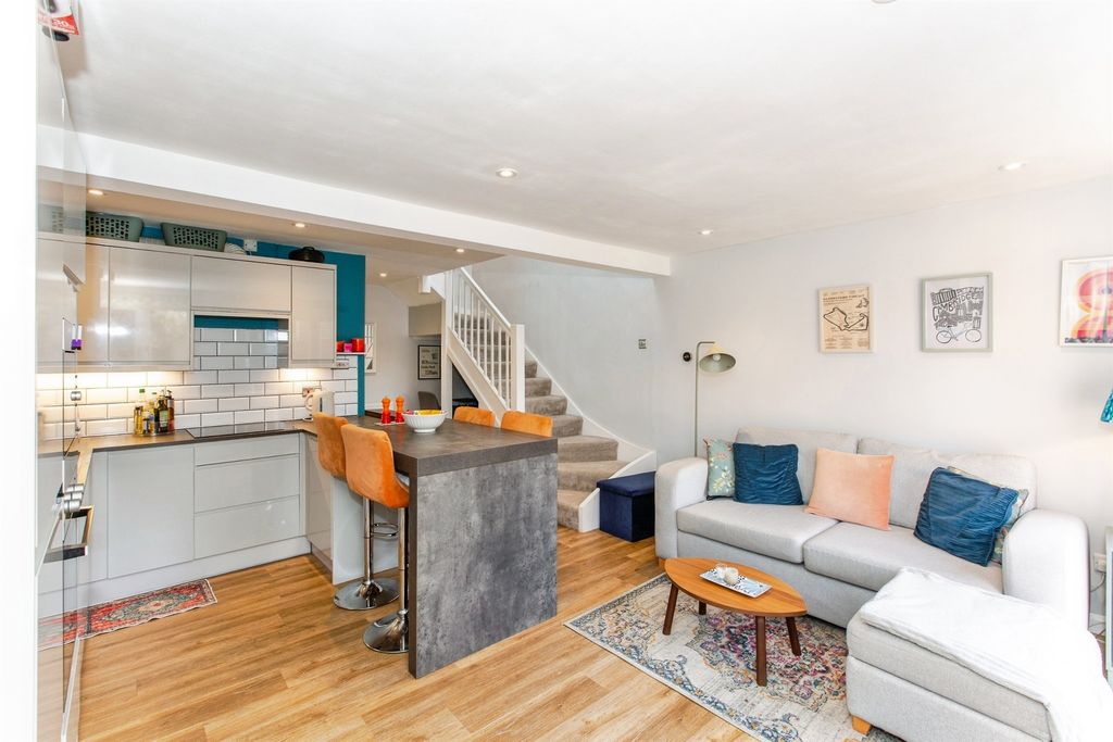 Property photo 3 of 9