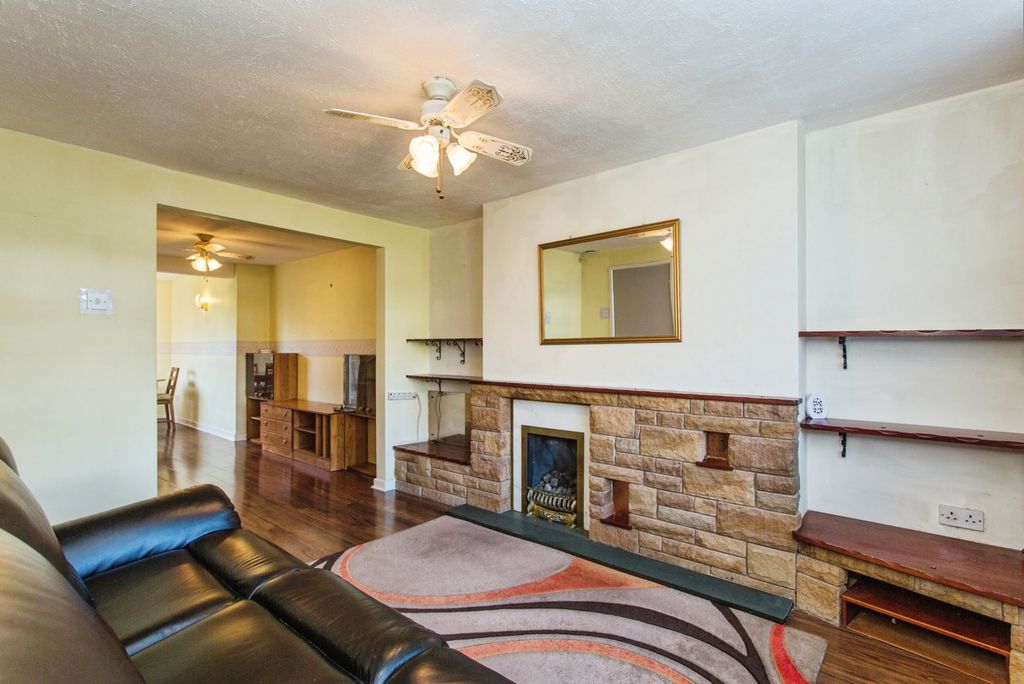 Property photo 2 of 19 Lounge