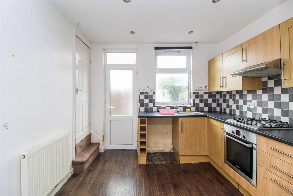 Property photo 3 of 8 Kitchen