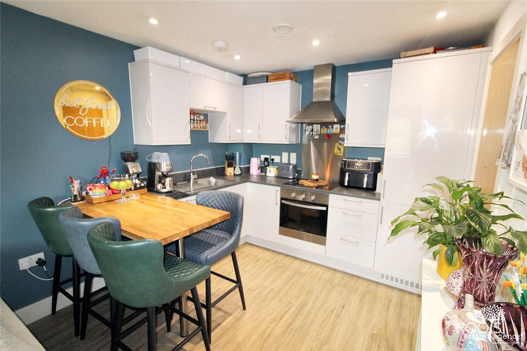 Property photo 3 of 10 Stunning Kitchen