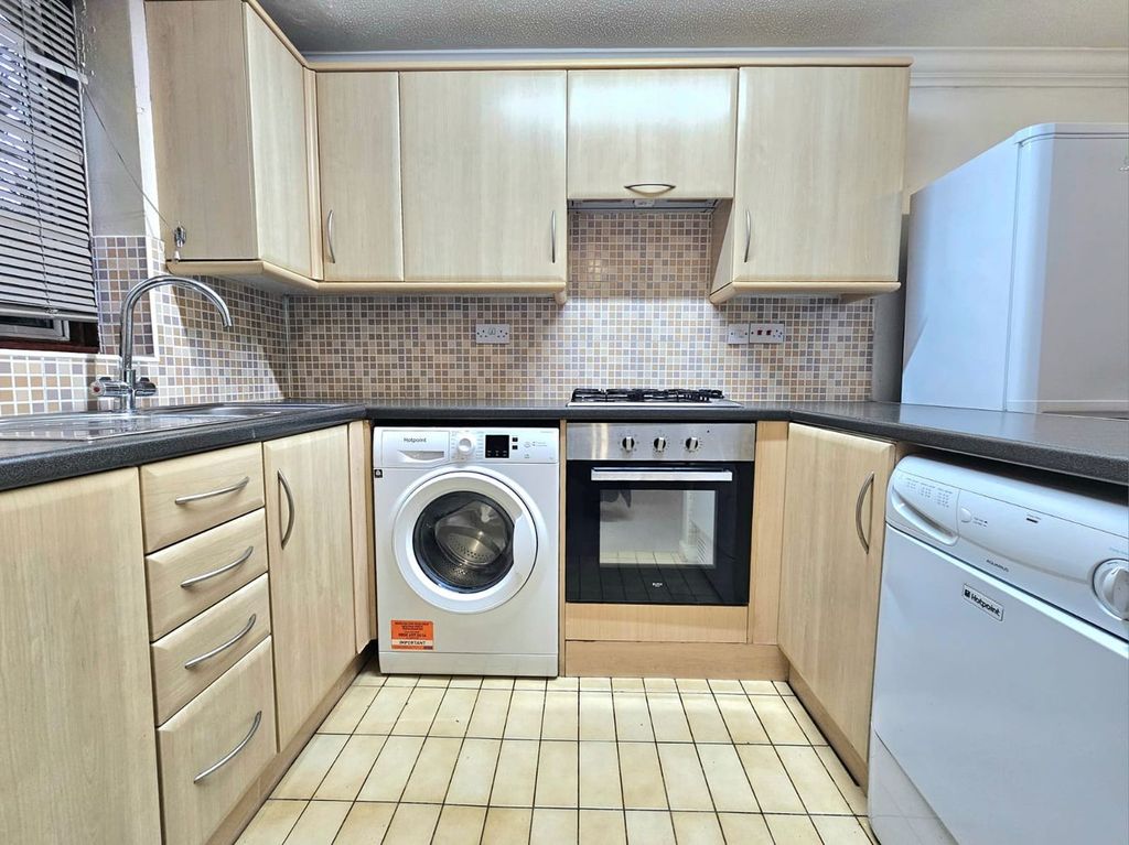 Property photo 2 of 8 Kitchen