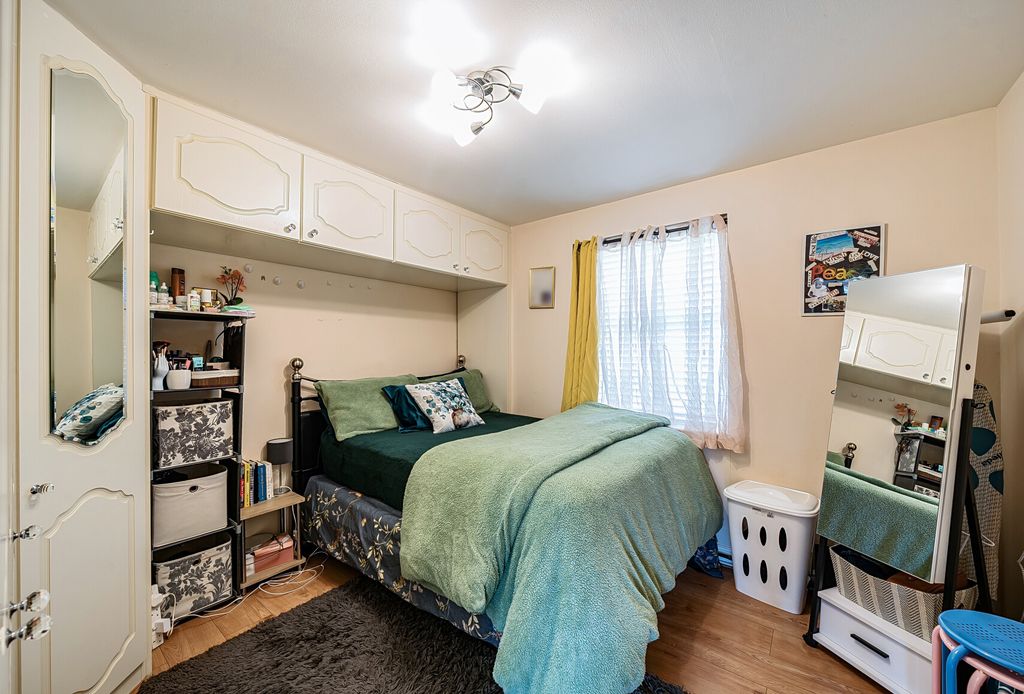 Property photo 3 of 8 1418722-12-699Db9...