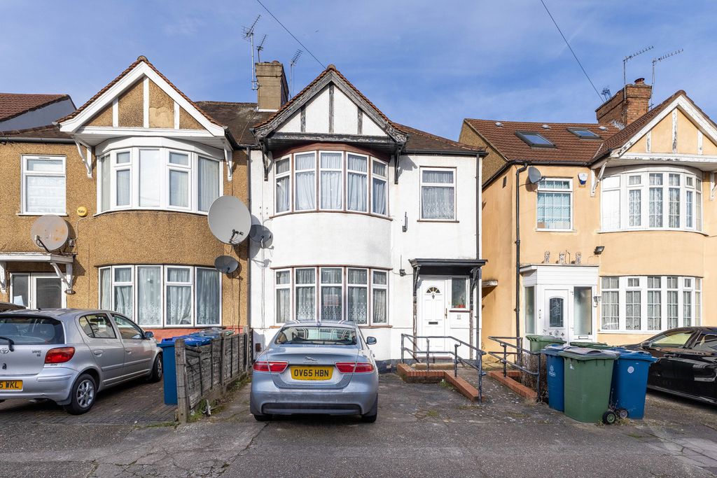 Property photo 1 of 15 3 Bedroom Semidetached House With 2 Bathroom Toilets