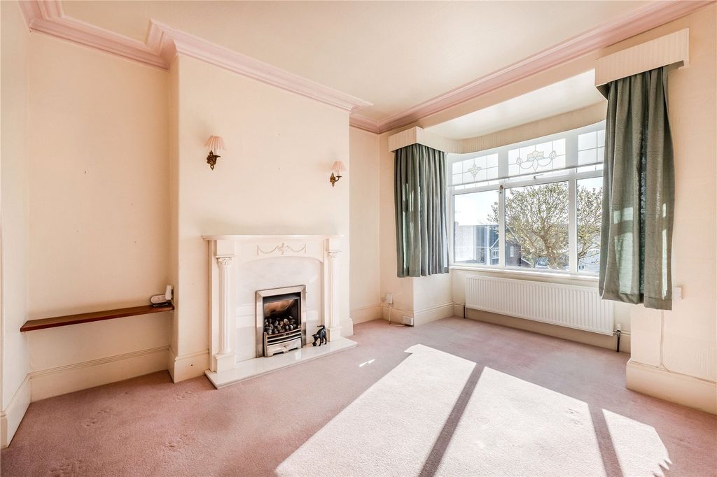 Property photo 2 of 19 Lounge