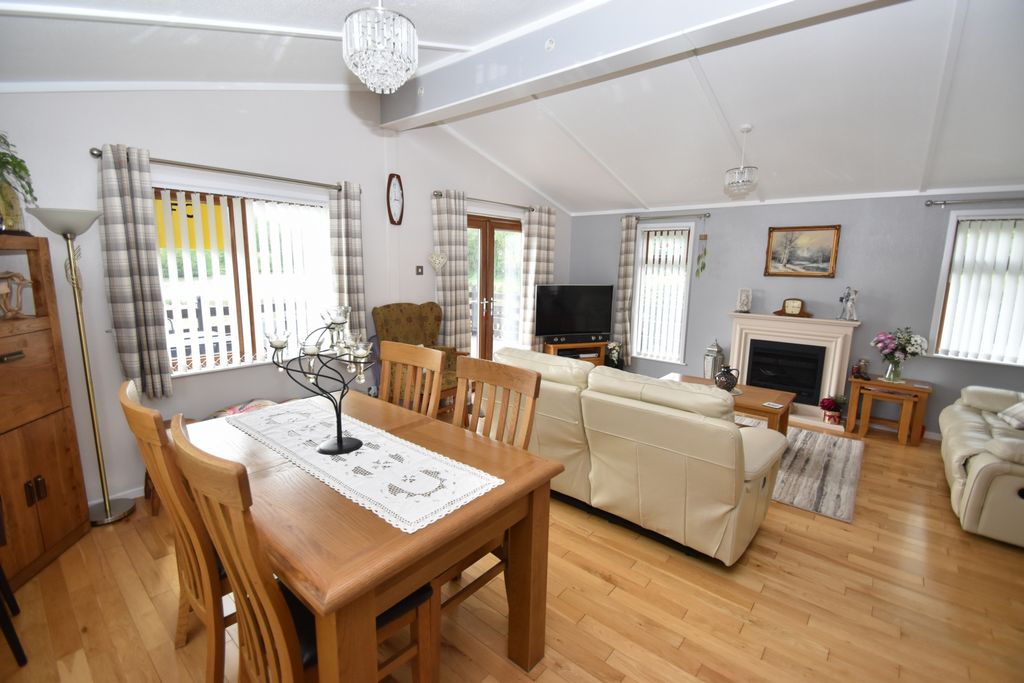 Property photo 2 of 15 Lounge/Diner