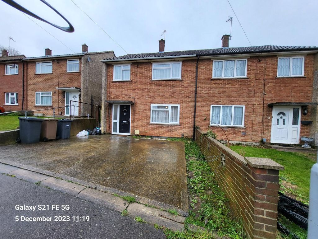 Property photo 1 of 18 A Lovely Family 3 Bedroom Semi Detached Available In Lu4