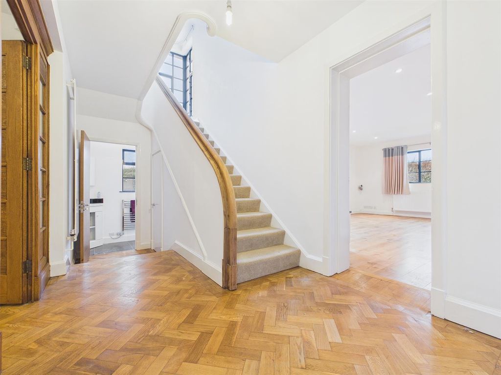 Property photo 2 of 34 Entrance Hall