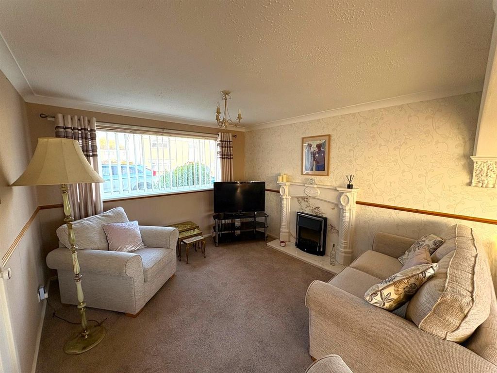 Property photo 2 of 14 Lounge