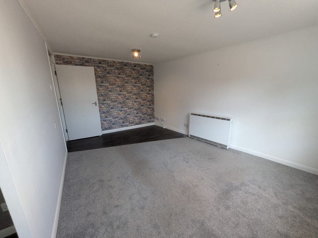 Property photo 3 of 7 Lounge
