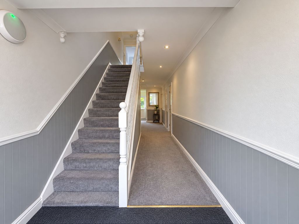 Property photo 3 of 31 Communal Hallway