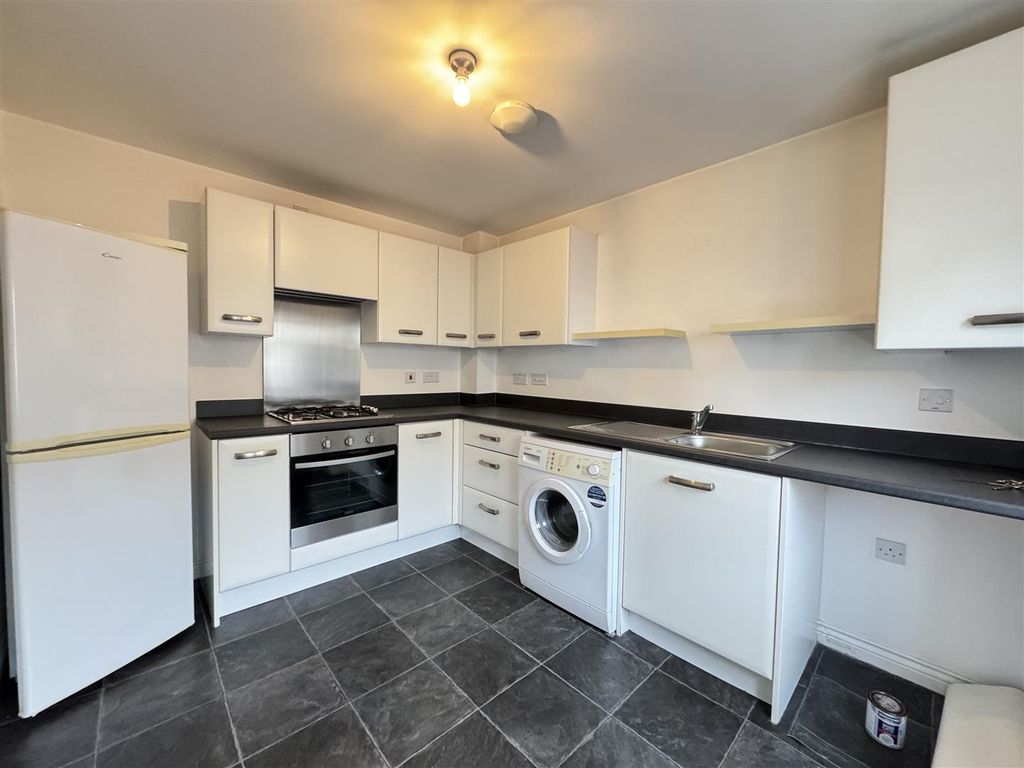 Property photo 3 of 12 Kitchen