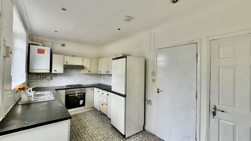 Property photo 3 of 8 Kitchen