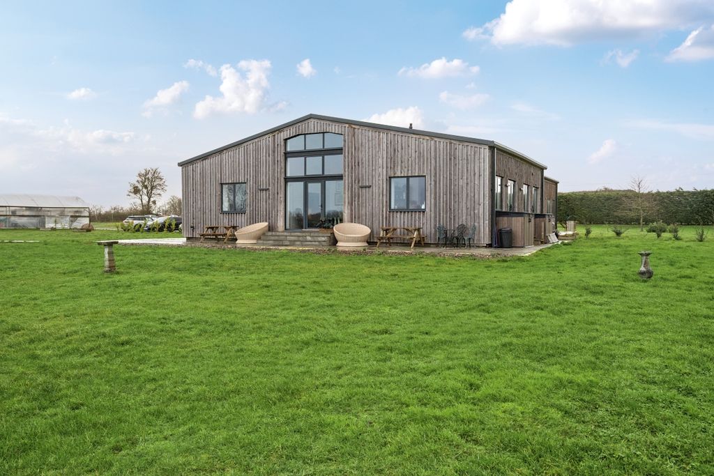 Property photo 1 of 23 1408413-19-698472...