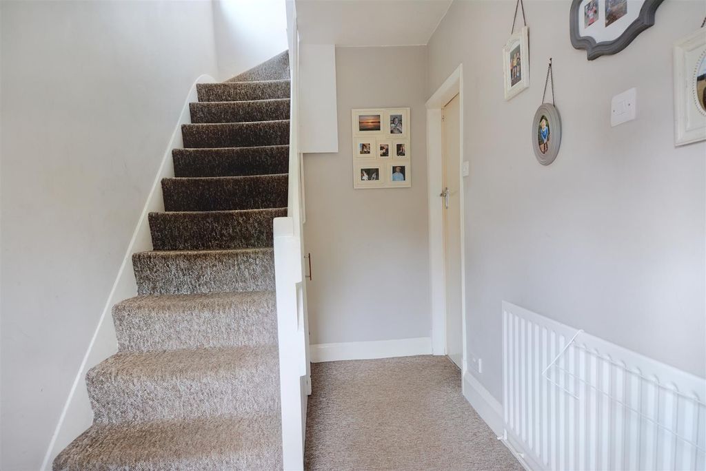 Property photo 2 of 16 Entrance Hall.Jpeg
