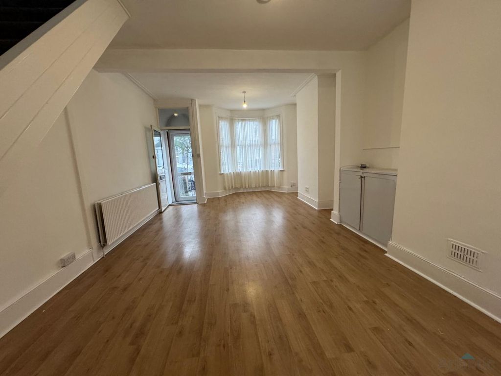 Property photo 3 of 8 Gallery