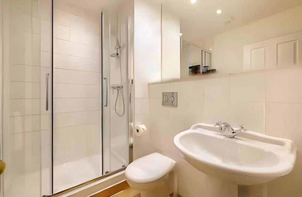 Property photo 1 of 9 Bathroom.Jpg